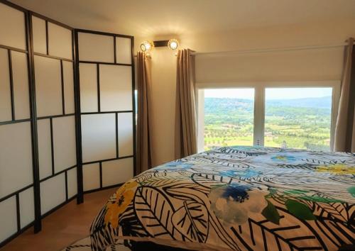 博尼约BOHO location 2的一间卧室设有一张床和一个大窗户