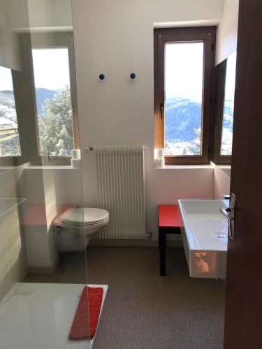 旺特龙La maison de Cécile的一间带卫生间和窗户的浴室