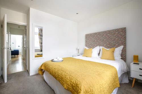 切斯特Perfect City Centre Location - Historic Albion Mews的一间卧室配有一张带黄色床罩的大床