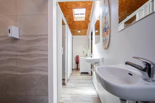 卡帕里卡海岸Vila Maria Mix Dorm by HOST-POINT的一间带水槽和镜子的浴室