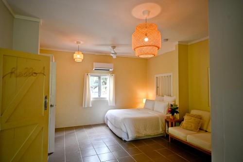 飞鱼湾Rumah Biru的一间卧室设有一张床和一个窗口