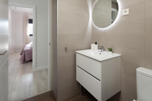 阿尔马亚特巴瑶Residencial Celere Playa Niza的浴室设有白色水槽和镜子