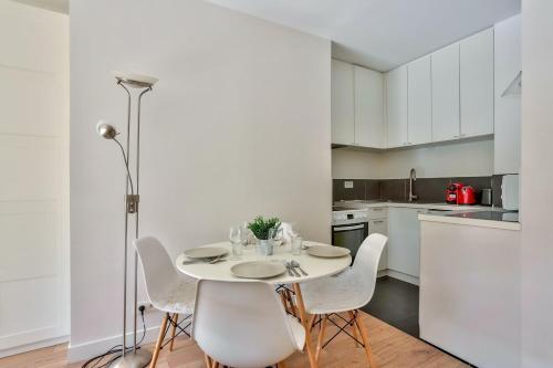 巴黎Studio - Appartement Quartier Montparnasse 2的白色的厨房配有桌椅