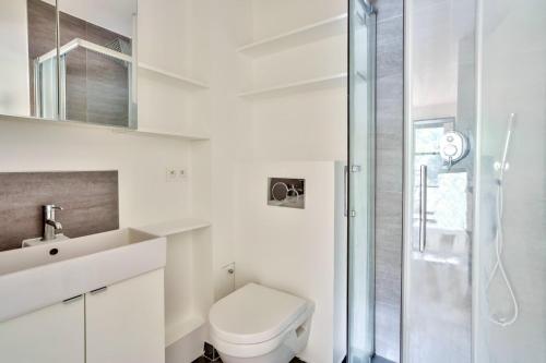 巴黎Studio - Appartement Quartier Montparnasse 2的白色的浴室设有卫生间和淋浴。