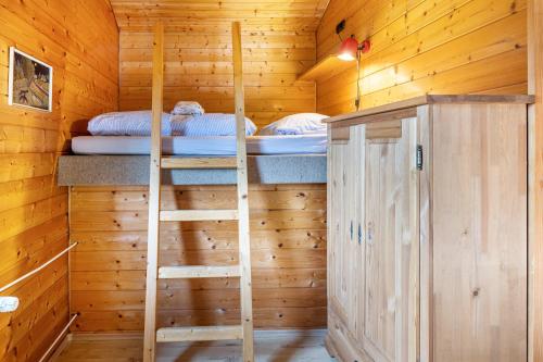 UnterkirnachSommerberg的小木屋内带两张双层床的客房