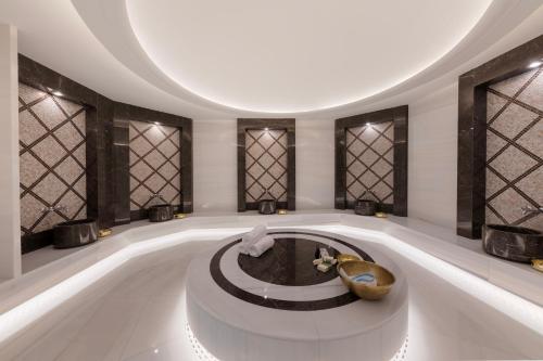 伊斯坦布尔Hallmark Hotel & SPA Istanbul的大型客房设有大型浴缸和窗户。