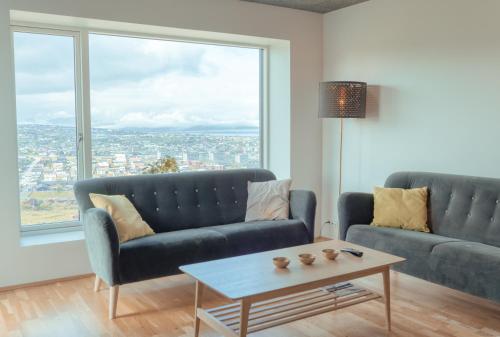 托尔斯港Breathtaking Views - New - 220m2 - 5 BR - Walks的带沙发和咖啡桌的客厅
