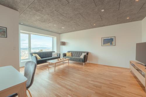 托尔斯港Breathtaking Views - New - 220m2 - 5 BR - Walks的客厅配有两张沙发和一张桌子