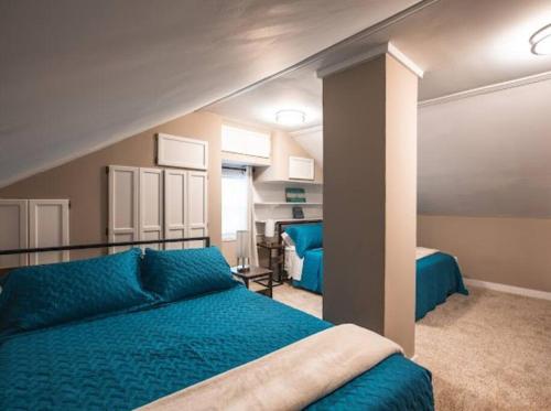 阿什塔比拉Wine Valley Bungalow的一间位于客房内的蓝色床卧室