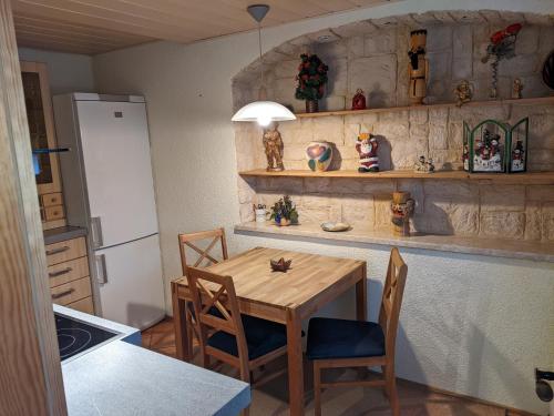 库罗阿尔滕堡Ferienhaus 3 Eulen的厨房配有桌椅