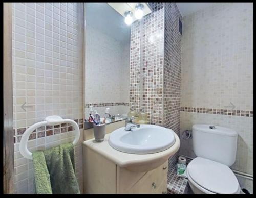 贝尼卡西姆Apartamento con piscina y cerca de la playa的浴室配有白色卫生间和盥洗盆。