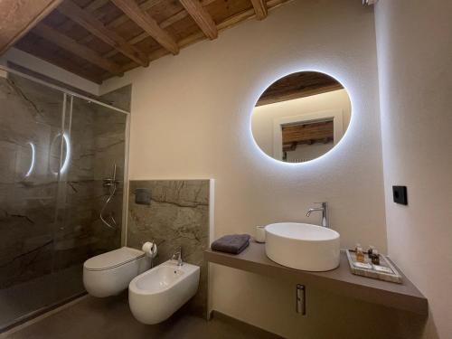 库尼奥La Dimora del Brocante的一间带水槽、卫生间和镜子的浴室