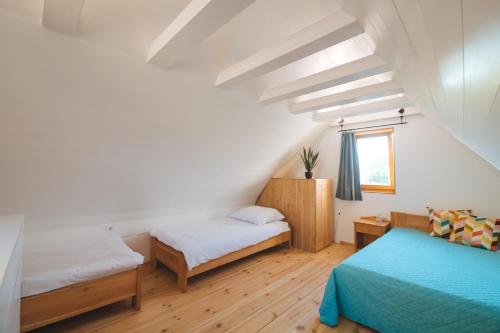 代姆延Hívlak vendégházak的一间卧室设有两张床和窗户。