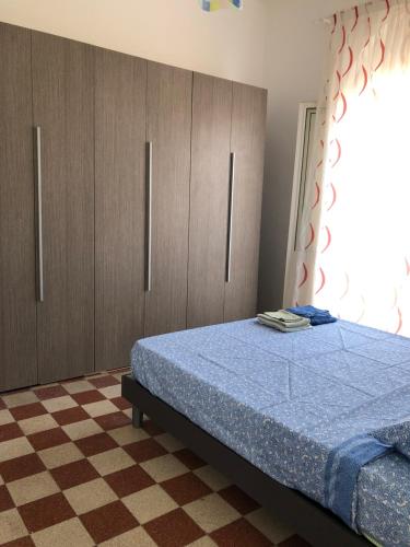 克罗托内Montefusco的一间卧室配有一张床和木制橱柜