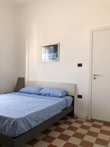 克罗托内Montefusco的卧室配有一张床,墙上挂着一幅画
