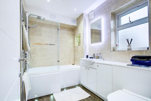 滨海利leigh Penthouse Apartment的带淋浴、盥洗盆和卫生间的浴室