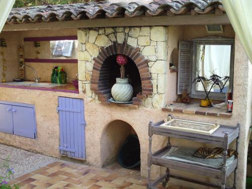 雷以桑布尔Villa “mas provençale”的厨房配有石炉和水槽