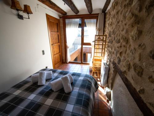 阿尔内斯CAL PREMSET turisme rural Arnes的一间卧室配有一张床,上面有两条毛巾