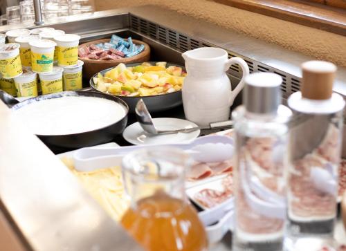 圣让Hôtel Restaurant Domaine de l'Adoux的厨房柜台配有一个装满食物的抽屉