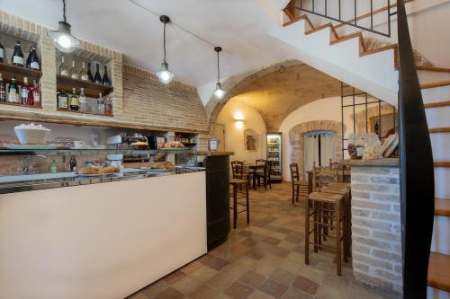 圣斯特凡诺·迪塞斯Cuore Nero Food and Relax的一间带柜台的餐厅以及一个带凳子的酒吧