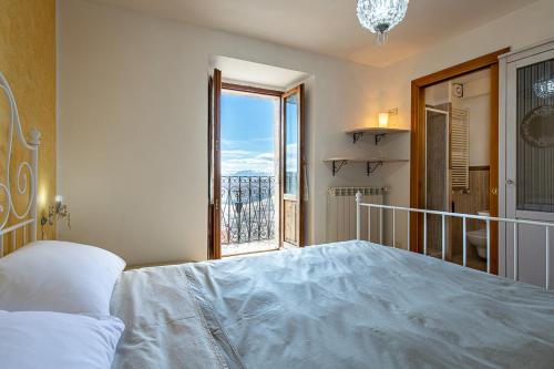 圣斯特凡诺·迪塞斯Cuore Nero Food and Relax的一间卧室设有一张大床和一个大窗户