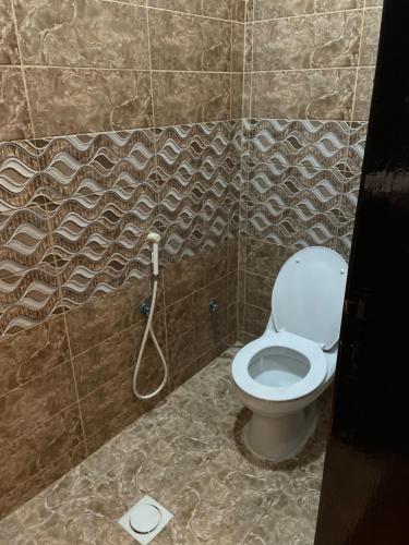 艾卜哈غرفتين نوم ومجلس في أبها的浴室设有卫生间,内有软管
