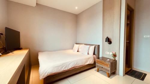 新庄J-Double Room Xinzhuang District的一间小卧室,配有一张床和电视