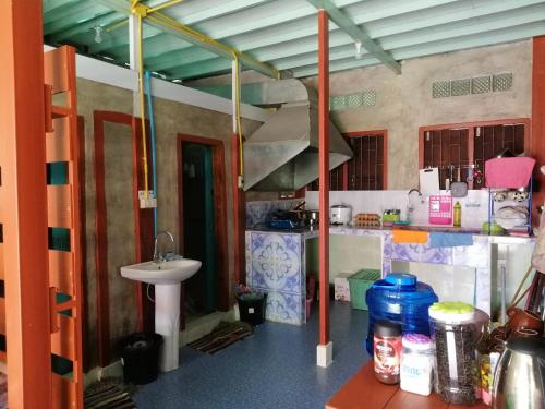湄宏颂Lungmin homestay的厨房配有水槽和带水槽的台面