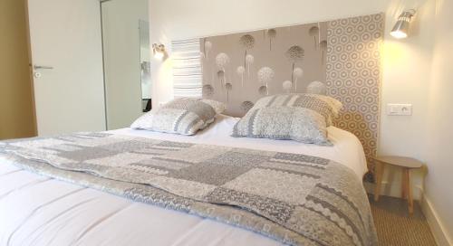 索姆河畔的圣瓦列里Le Relais des 4 Saisons - Chambres d'hôtes B&B en Baie de Somme的卧室配有一张带两个枕头的大白色床