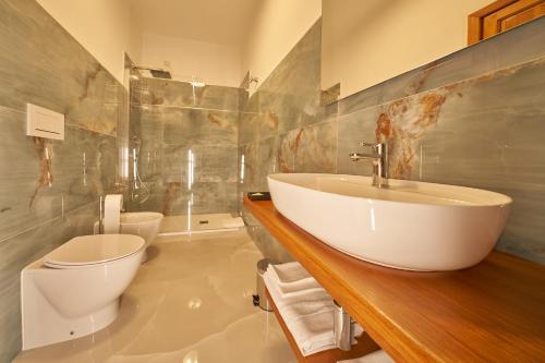 斯卡莱阿B&B Torre Talao的一间带水槽和卫生间的浴室
