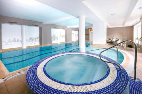 爱丁堡The Caledonian Edinburgh, Curio Collection by Hilton的大型游泳池设有大型蓝色浴缸