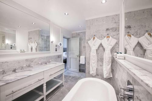 爱丁堡爱丁堡 - 喀里多尼亚华尔道夫酒店的带浴缸、两个盥洗盆和卫生间的浴室