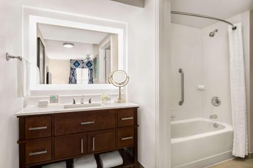 迈尔斯堡迈尔斯堡希尔顿惠庭套房酒店的一间带水槽、浴缸和镜子的浴室