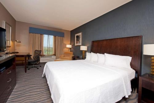 罗阿诺克沃思堡联盟机场希尔顿花园酒店的酒店客房设有一张大床和一张书桌。