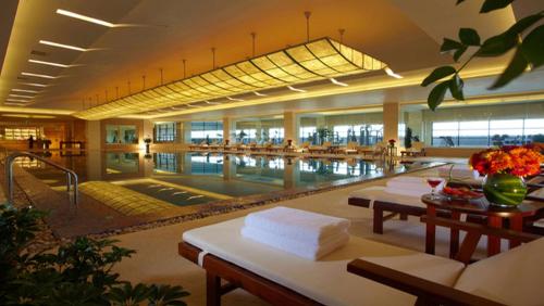 格尔木青海格尔木中浩希尔顿逸林酒店的一座游泳池,位于一座带游泳池的建筑内