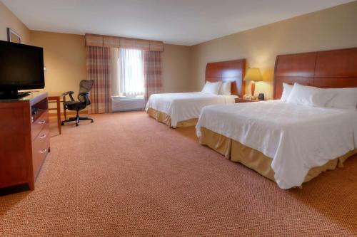 大瀑布城大瀑布希尔顿花园酒店的酒店客房设有两张床和一台平面电视。