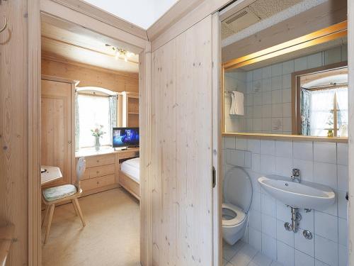 瓦尔赫湖Hotel Garni Bernhard am See的一间带卫生间和水槽的浴室