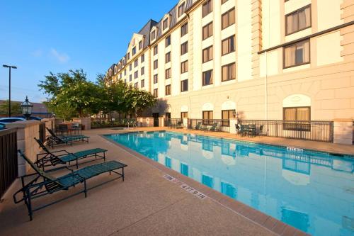 休斯顿西北休斯敦希尔顿花园酒店的大楼前设有游泳池的酒店