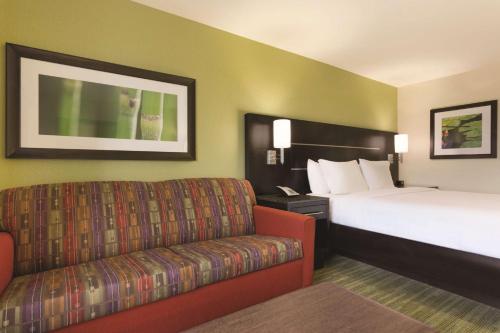 休斯顿西北休斯敦希尔顿花园酒店的酒店客房,配有床和沙发