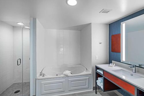 舒格兰休斯敦/舒格兰希尔顿花园旅馆的带浴缸、水槽和淋浴的浴室
