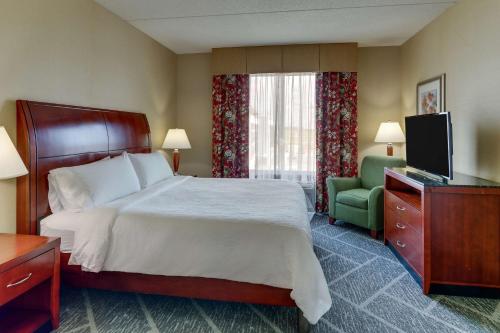 普兰菲尔德印第安纳波利斯机场希尔顿花园酒店的酒店客房,配有床和电视