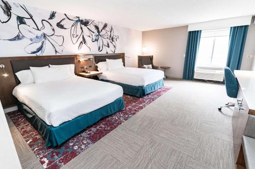 费尔法克斯希尔顿花园费尔法克斯酒店的酒店客房配有两张床和一张书桌