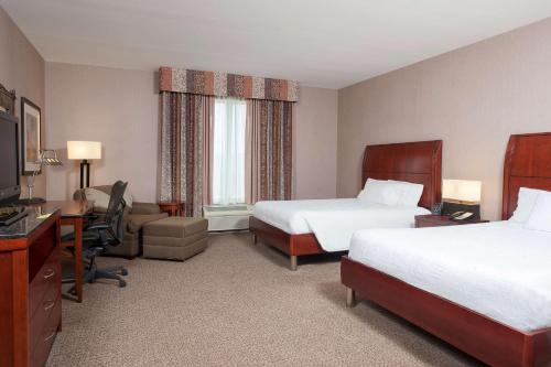 印第安纳波利斯南印第安纳波利斯/格林伍德希尔顿花园酒店的酒店客房配有两张床和一张书桌