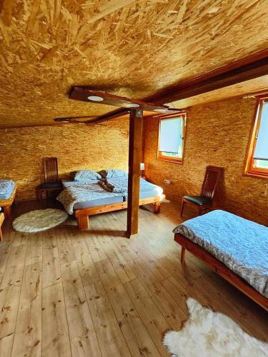 Apartma Sveti Martin的一间铺有木地板的客房内配有两张床的卧室