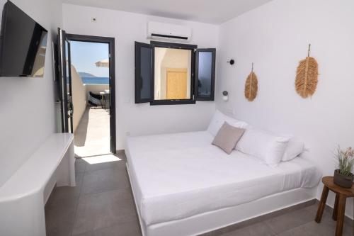 阿纳菲Anafi Drops Mare的白色的客房设有床和窗户。