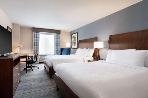 斯托尼布鲁克石溪希尔顿花园酒店的酒店客房配有两张床和一张书桌