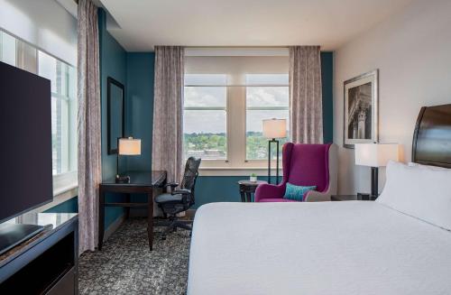 杰克逊杰克逊市区希尔顿花园旅馆的酒店客房设有床和窗户。