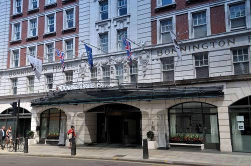 伦敦伦敦西区希尔顿逸林酒店的前面有标志的建筑