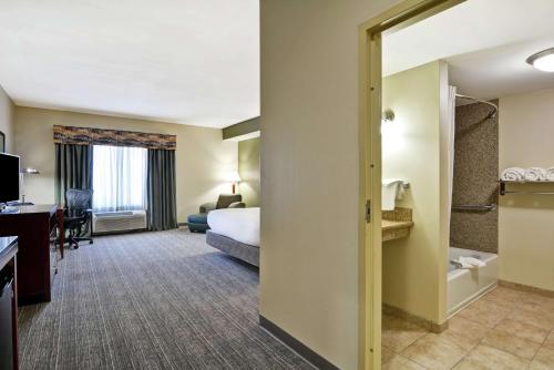 康威康威希尔顿花园酒店的配有一张床和一张书桌的酒店客房
