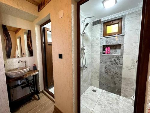 阿克恰阿巴德Doğada ahşap minik bir ev. ( Nazende Dağ Evi )的设有带步入式淋浴间和盥洗盆的浴室